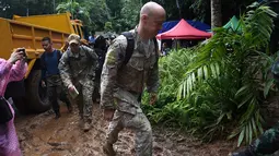 Personel militer AS tiba di Taman Hutan Non Khun Nam Nang dekat gua Than Luang di provinsi Chiang Rai (28/6). Tim penyelamat berjuang menyelamatkan anak-anak 11-16 tahun dan pelatih mereka telah terjebak sejak 23 Juni. (AFP Photo/Lillian Suwanrumpha)