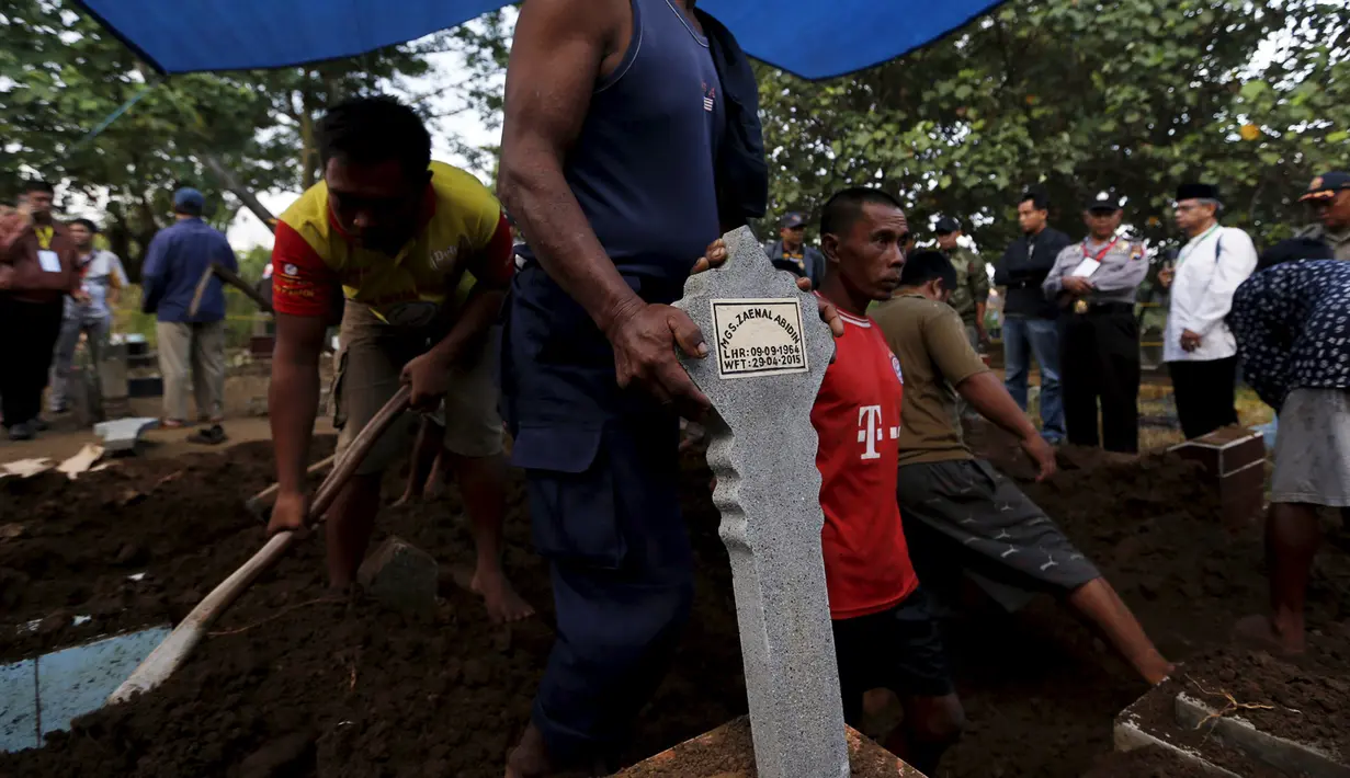 Para pekerja saat membantu prosesi pemakaman terpidana mati Zainal Abidin di tempat pemakaman umum di Cilacap, Jawa Tengah, Rabu (29/4/2015). Zainal satu-satunya terpidana mati asal Indonesia yang dieksekusi pada dini hari ini. (REUTERS/Beawiharta)