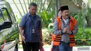 Pemilik PT Jasa Promix Nusantara dan PT Secilia Putri, Sibron Azis bersama Direktur PT WKE Lily Sundarsih tiba di Gedung KPK, Jakarta, Senin (11/2). Lily diperiksa terkait dugaan suap proyek pembangunan SPAM di Kementerian PUPR. (Merdeka.com/Dwi Narwoko)