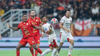 Alan Cardoso dan Jordi Amat mengganggu pergerakan Mirza Mustafic dalam laga pekan kelima BRI Super League antara Persija Jakarta melawan Bali United di Jakarta International Stadium (JIS), Minggu (14/9/2025). (Bola.com/M. Iqbal Ichsan).