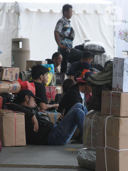 Sejumlah calon penumpang bus menanti keberangkatan di terminal Pulogebang, Jakarta. (merdeka.com/Imam Buhori)