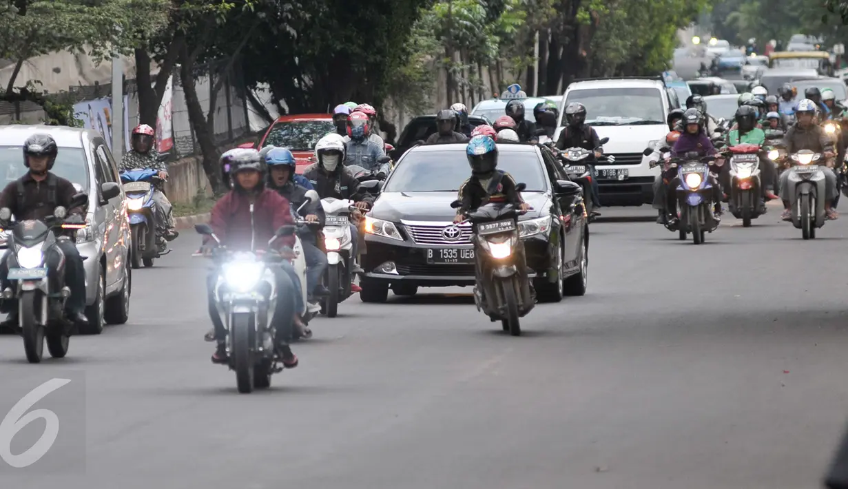 Sejumlah kendaraan melintas di Jalan TB Simatupang, Jakarta, Senin (12/12). Dinas Perhubungan dan Transportasi Jaksel menyiagakan petugas di titik-titik rawan kemacetan untuk antisipasi penumpukan kendaraan saat arus balik. (Liputan6.com/Yoppy renato)