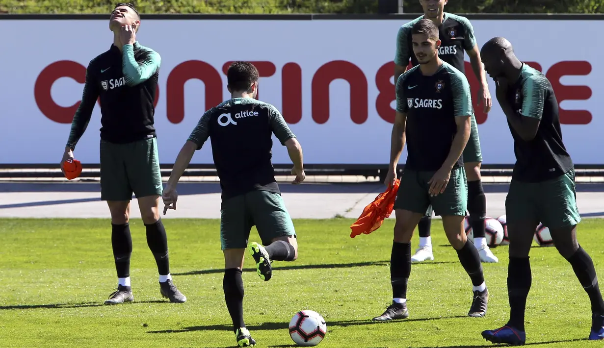 Pemain Portugal saat latihan jelang laga kualifikasi Piala Eropa di Lisbon, Selasa (19/3). Portugal akan berhadapan dengan Ukraina. (AP/Armando Franca)