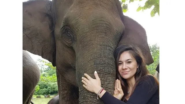 6 Gaya Liburan Wulan Guritno di Bali, Dari Santai di Pantai Hingga Bertemu Gajah