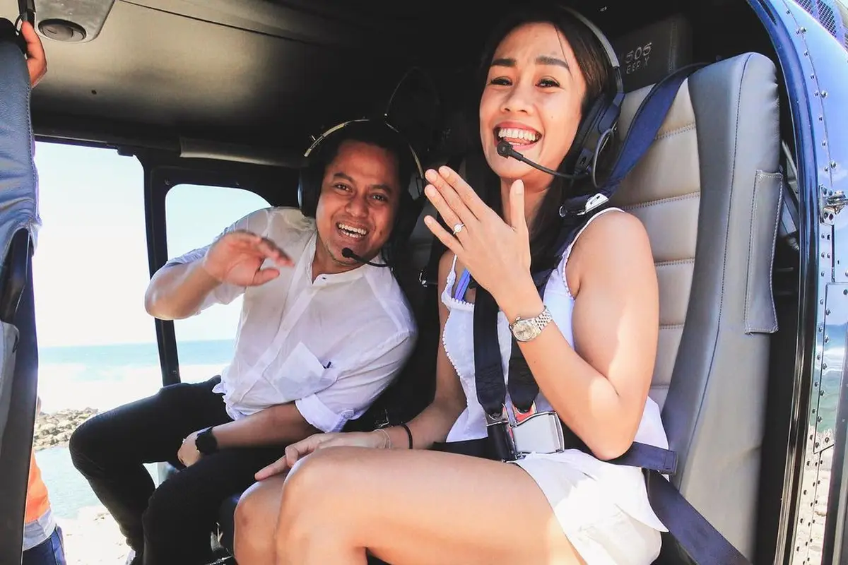 Melanie Putria dilamar kekasihnya, Aldico Sapardan, di atas helikopter (https://www.instagram.com/p/CSte3Z2lqIW/)