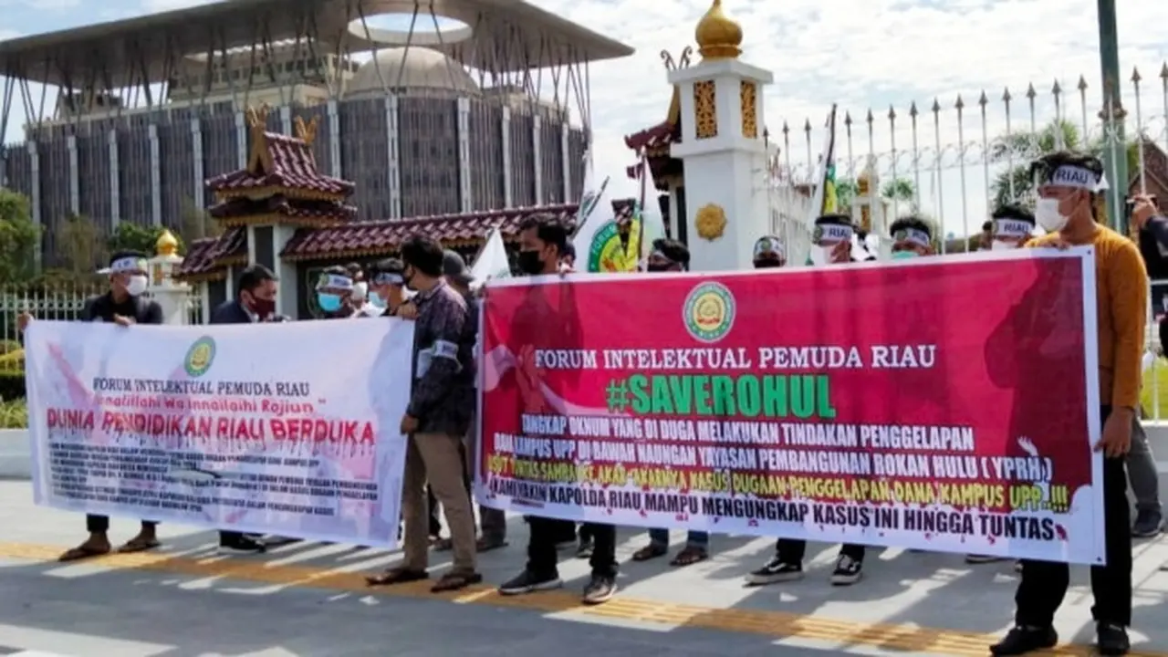 Mahasiswa berdemonstrasi menuntut Polda Riau tuntaskan pengusutan dana Yayasan Pembangunan Rokan Hulu di Universitas Pasir Pangaraian.