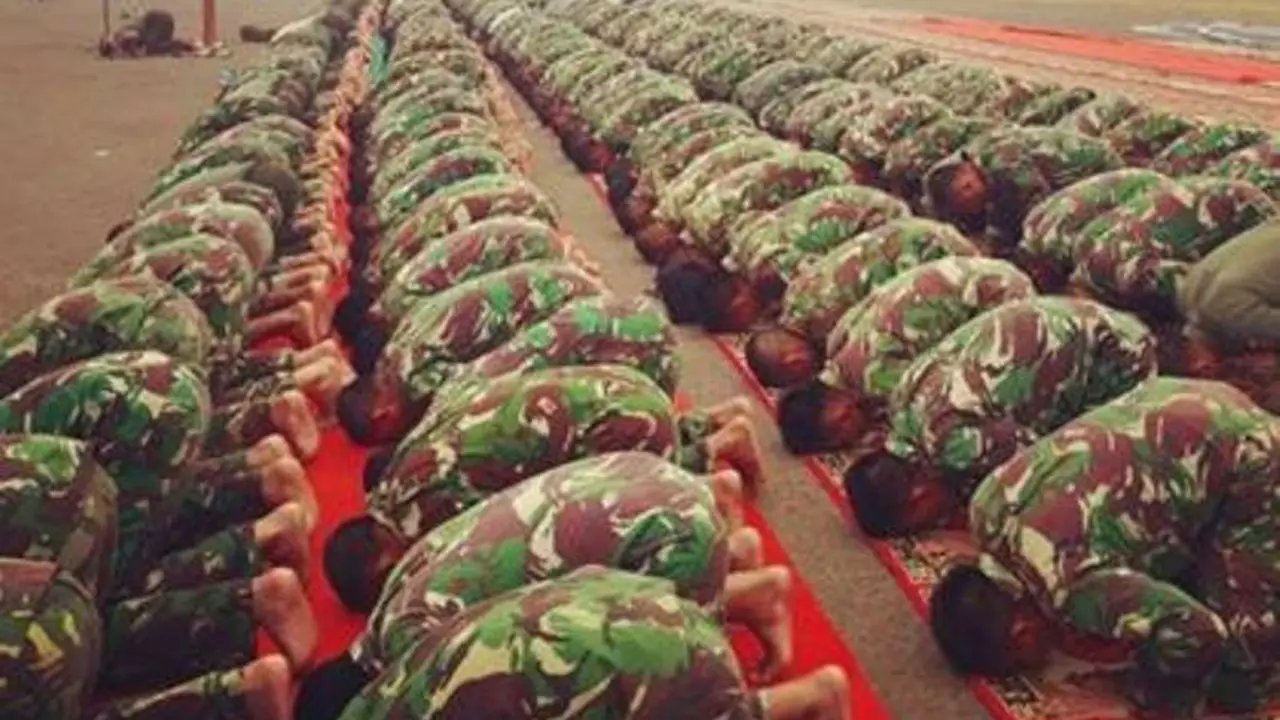 Habis Memadamkan Api, TNI Langsung Salat Minta Hujan, Bikin Haru!