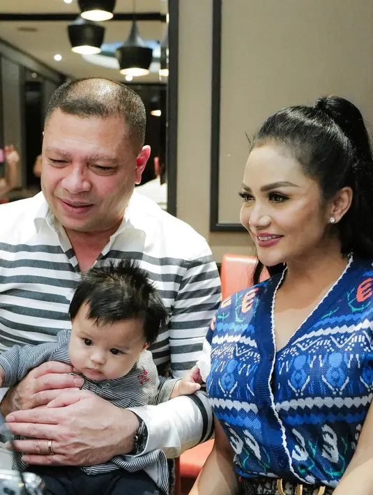 Tak hanya atasan, Raul Lemos dan Baby Ameena juga kompak pakai celana panjang biru tua. Bedanya, Raul Lemos yang dipanggil Avo pakai celana panjang denim belel di beberapa bagian. Ameena yang ceria pakai celana tiga per empat. Netizen auto menahan gemas menyaksikan momen ini. “Sehat selalu semuanya... Gemes lihat bayi Ameena,” @evha*** mencuap di kolom komentar. (Foto: Dok. Instagram @krisdayantilemos).