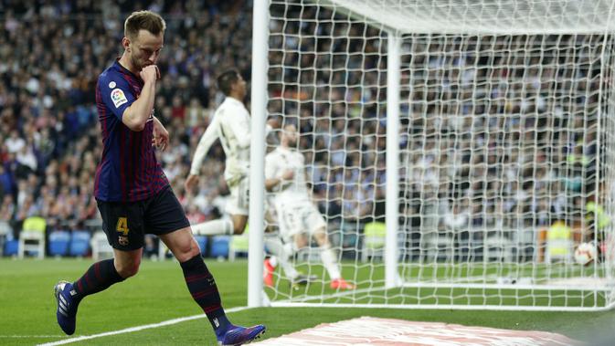 Gelandang Barcelona, Ivan Rakitic, melakukan selebrasi usai membobol gawang Real Madrid pada laga La Liga di Stadion Santiago Bernabeu, Sabtu (2/3). Real Madrid takluk 0-1 dari Barcelona. (AP/Manu Fernandez)