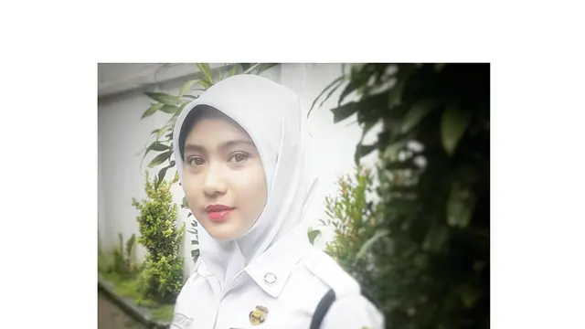 [bintang] Banting Setir, Model Cantik Asal Surabaya Ini Kini Jadi Satpam