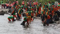 Petugas mengangkut sampah di Pesisir Teluk Jakarta, Cilincing, Jakarta Utara, Minggu (15/4). Kegiatan ini melibatkan unsur masyarakat di antaranya, dari Kementerian LHK RI, SKPD, Polri, TNI, LSM serta tokoh masyarakat. (Liputan6.com/Arya Manggala)