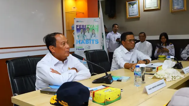 Wakil Menteri Perhubungan, Komjen. Pol (Purn) Suntana (kiri) berikan pengarahan dalam rapat persiapan jelang Nataru di Pelabuhan ASDP Ketapang Banyuwangi (Istimewa)