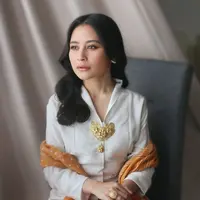 Prilly Latuconsina menunjukkan pesona anggun sebagai seorang Kartini Masa Kini dengan mengenakan kebaya kartini warna putih yang dipadukan kain batik dan selendang nuansa kuning-oranye. [@prillylatuconsina94].