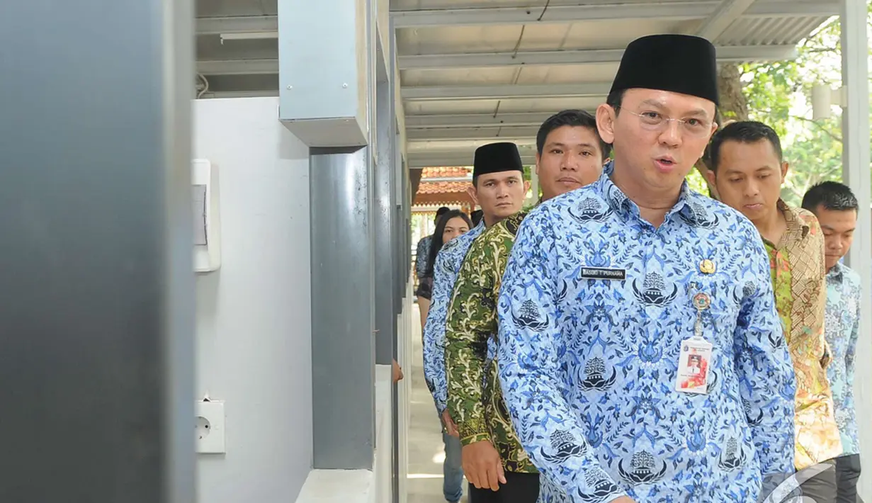 Ahok meluncur ke areal PKL yang sedang dibangun di lapangan IRTI Monas usai memimpin upacara peringatan Hari Pahlawan, Jakarta, Senin (10/11/2014) (Liputan6.com/Herman Zakharia)