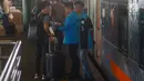 Petugas mengecek tiket di stasiun Gambir, Jakarta, Selasa (5/6). Meskipun persiapan sudah 95 persen, Stasiun Gambir belum terjadi lonjakan menghadapi pemudik yang ingin merayakan hari raya lebaran di kampung halaman. (Merdeka.com/Imam Buhori)