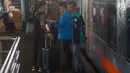 Petugas mengecek tiket di stasiun Gambir, Jakarta, Selasa (5/6). Meskipun persiapan sudah 95 persen, Stasiun Gambir belum terjadi lonjakan menghadapi pemudik yang ingin merayakan hari raya lebaran di kampung halaman. (Merdeka.com/Imam Buhori)