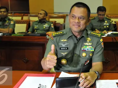 Calon Panglima TNI, Jenderal TNI Gatot Nurmantyo menyapa wartawan sebelum mengikuti uji kelayakan dan kepatutan, Jakarta, Rabu (1/7/2015). Dalam visi misinya, Gatot mengaku mendukung program nawacita Presiden Jokowi. (Liputan6.com/Andrian M Tunay)