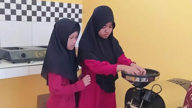 Pelatihan pengolahan kopi di SLB A YKB Garut. Foto: Tangkapan layar Instagram deff.kbb.