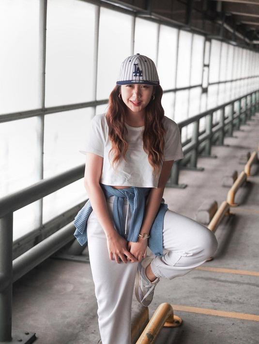 Memadukan kaos putih dengan celana training senada, Ghea Indrawari memilih memadukannya dengan sebuah sweater biru. Bahkan, dirinya tak menggunakan aksesoris berlebih dan hanya memakai gelang serta anting simpel pada penampilannya. (Liputan6.com/IG/@gheaindrawari)