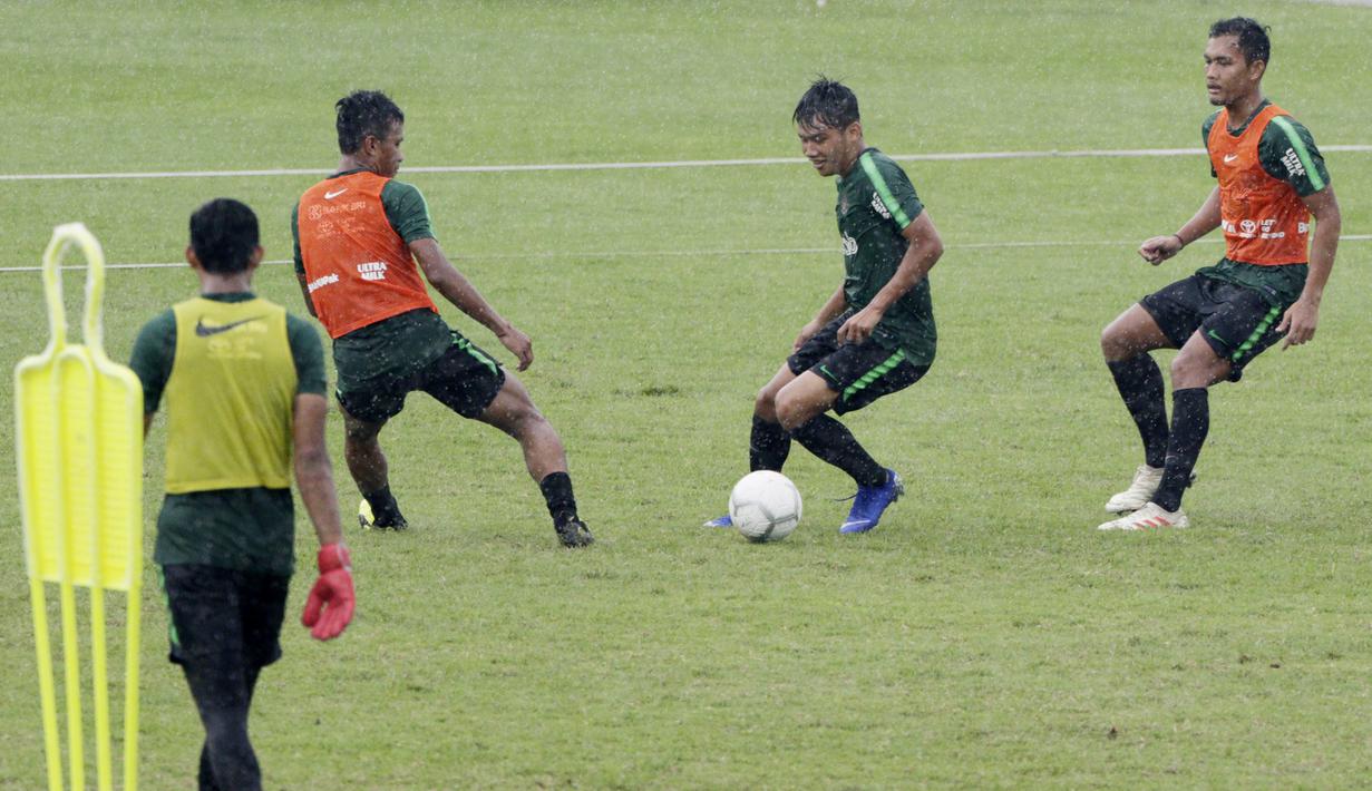 Pemain Timnas Indonesia U-22, Witan Sulaeman, menggiring bola saat latihan di Stadion Madya, Senayan, Senin (12/1). Latihan kali ini tidak dipimpin Indra Sjafri karena sedang mengikuti lisensi kepelatihan Pro AFC di Spanyol. (Bola.com/M Iqbal Ichsan)