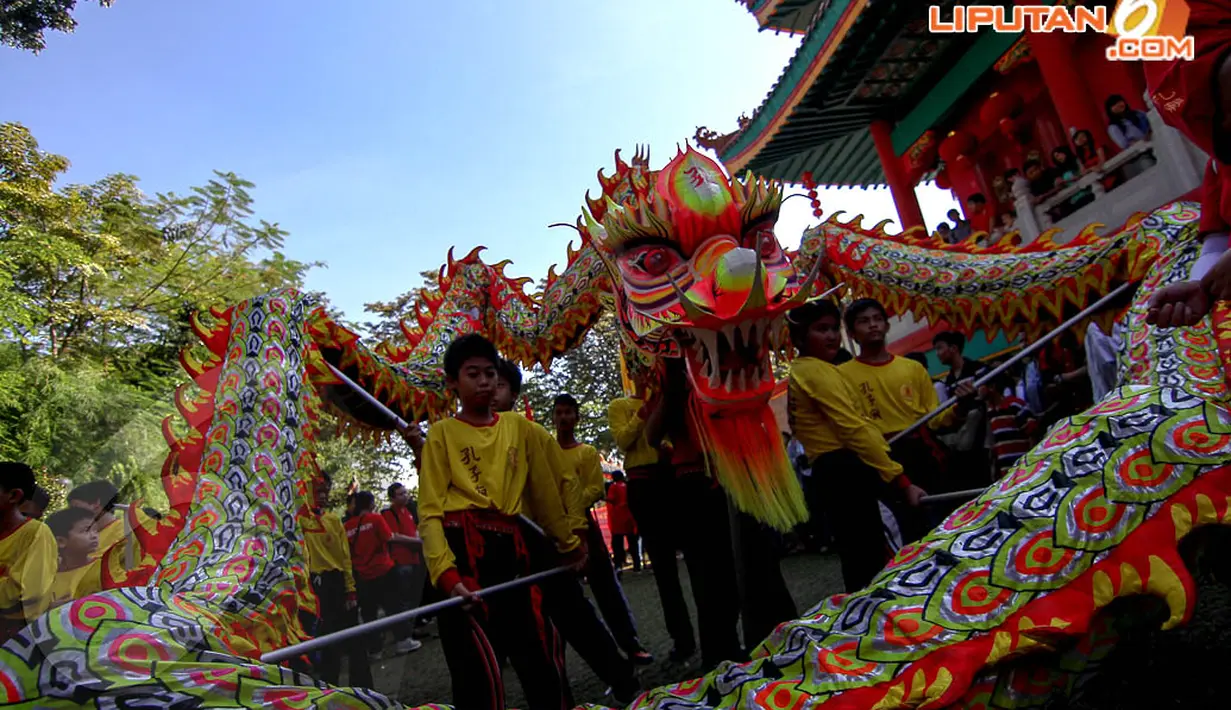 Selain acara Gotong Tua Pe Kong, acara ini juga dimeriahkan dengan tarian naga. (Liputan6.com/Faizal Fanani)