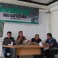 Dua perwakilan petani transmigrasi Batanghari saat menyampaikan konferensi pers bersama Walhi Jambi, Sabtu (24/9/2022) Bertepatan dengan Hari Tani ini mereka mendesak pemerintah untuk menyelesaikan konflik agraria. (Liputan6.com/Gresi Plasmanto)