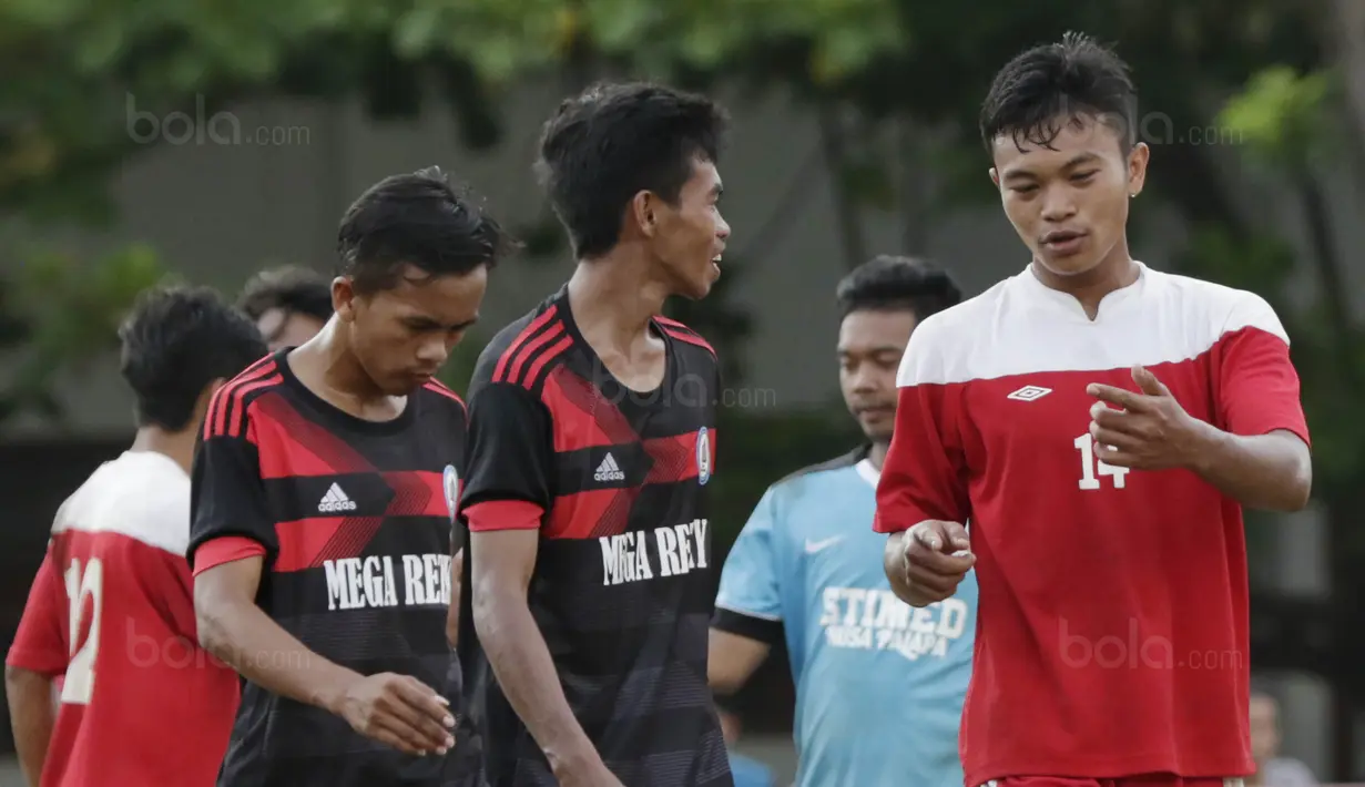 Pemain STIMED Nusa Palapa berbincang dengan pemain STKIP Mega Resky usai laga Torabika Campus Cup 2017 di Stadion UNM, Makassar, Kamis, (19/10/2017). STIMED Nusa Palapa menang adu penalti atas STKIP Mega Resky. (Bola.com/M Iqbal Ichsan)
