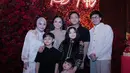 Aurel Hermansyah hadie bersama Ameena dan Atta, ia mengenakan setelan warna dasar putih bermotif. Azriel juga hadir mengenakan baju hitam yang kompak dengan Arsy dan Arsa . Sayangnya tidak terlihat Anang dan Ashanty. [@aurelie.hermansyah]