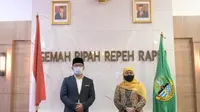 Gubernur Jabar Ridwan Kamil saat bersilahturahmi dengan Gubernur Jatim dan menghadiri Muslimat NU di Gedung Sate, Kota Bandung, Senin (19/4/2021). (Foto: Biro Adpim Jabar)