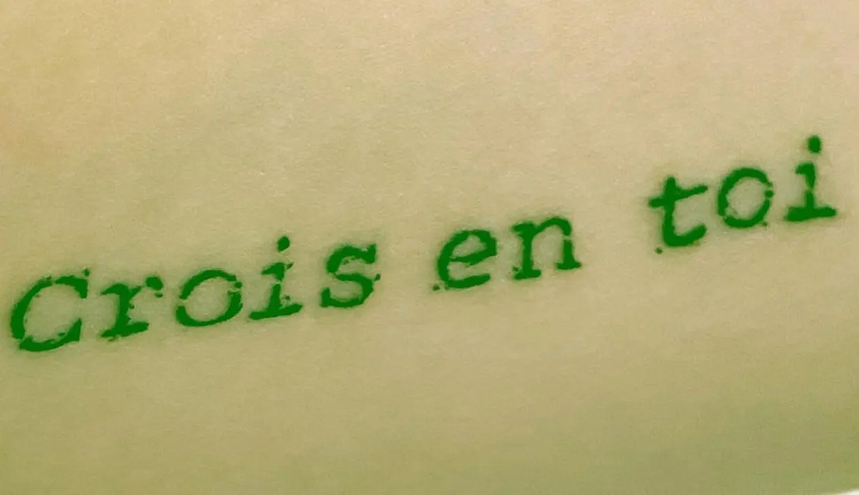 Ia pun kembali aktif sekitar sepekan lalu, dan meyakinkan semuanya akan baik saja. Crois en toi, ia tampilkan di foto yang artinya 'Percayalah pada diri sendiri' (Instagram @zaraadhsty)