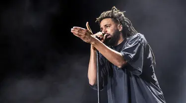 J. Cole tampil pada hari ketiga Festival Musik Lollapalooza di Grant Park, Chicago, Amerika Serikat, 30 Juli 2022. Hampir 100 ribu orang dari seluruh dunia datang ke Festival Musik Lollapalooza 2022 yang menjadi salah satu festival musik terbesar di Amerika Serikat. (Photo by Amy Harris/Invision/AP)