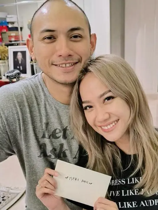 Sebelumnya, BCL pun telah mendapatkan kejutan dari suami dan anaknya. NVL tampil dengan kaos hitam dan rambut blonde terurai. [@itsmebcl]