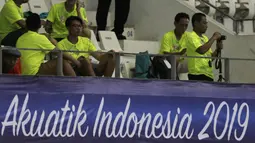 Staff official merekam video saat Festival Akuatik Indonesia 2019 di Aquatic Center, Gelora Bung Karno, Jakarta, Kamis (25/4). FAI 2019 menjadi ajang untuk menyeleksi atlet jelang Olimpiade 2020. (Bola.com/Yoppy Renato)