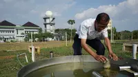 Petugas mengecek penguapan air di Stasiun Klimatologi BMKG DIY (Liputan6.com/Switzy Sabandar)