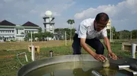 Ramai-Ramai Pakai Kaus Kaki dan Selimut Tebal Saat Tidur Malam