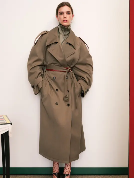 Campuran bahan kasual, mewah, dan berkode korporat mencerminkan cara wanita berpakaian sekarang. Jersey Jepang memiliki kelembutan yang sudah lama dipakai; cloqué sutra-katun dipotong mentah dan berjumbai; sifon ringan dipangkas dengan payet matahari terbenam. Pada pakaian yang terpisah, garis-garis silang dan kapur dirancang untuk efek grafis, ditata dengan cardigan yang disikat dan kotak-kotak yang cerah. Dok. Tory Burch