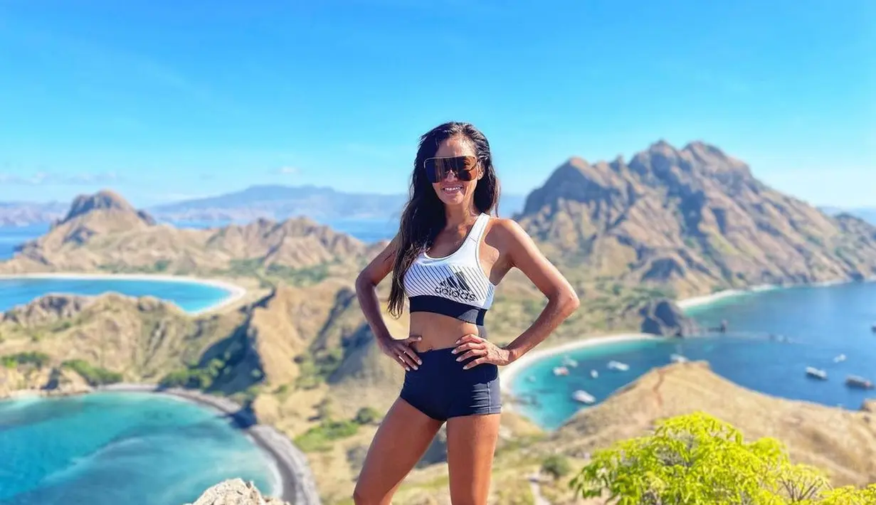 Gaya athleisure monokromatik hitam dan putih saat trekking. [@shantyofficial]