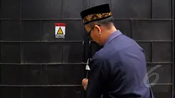Seorang petugas menunjukkan tempat penyimpanan uninterruptible power supply (UPS) di SMAN 78, Jakarta, Senin (2/3/2015). Diduga hampir semua sekolah di Jakarta menerima UPS senilai Rp 6 Miliar(Liputan6.com/Andrian M Tunay)