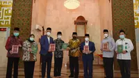 Penyerahan bantuan Mushaf Alquran, Juz Amma, dan buku Yasin dari Kemenag RI oleh Ketua Komisi VIII DPR RI Yandri Susanto kepada Dewan Kemakmuran Masjid (DKM) Masjid Baiturrahman yang diwakili oleh Sekjen DPR RI Indra Iskandar. Foto: Runi/nvl