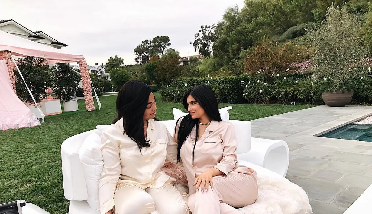 Kylie Jenner pun mengatakan bahwa tekanan dari penggemar tak hanya tertuju pada pria yang mereka kencani namun juga orang-orang yang dekat dengan keluarga mereka. (instagram/jordynwoods)