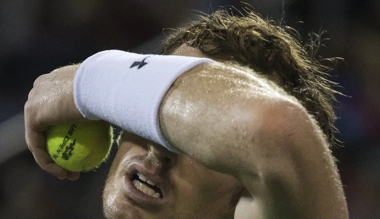 Reaksi Andy Murray setelah kehilangan angka saat menghadapi Kevin Anderson di babak keempat Turnamen Tenis AS Terbuka 2015 di New York, AS. (7/9/2015). (Reuters/Adrees Latif)