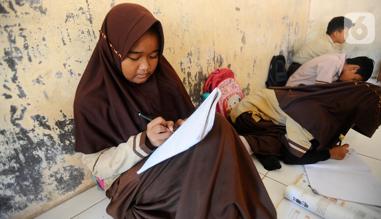 Beratapkan asbes pada ruangan kecil, mereka tetap semangat belajar. (merdeka.com/Arie Basuki)