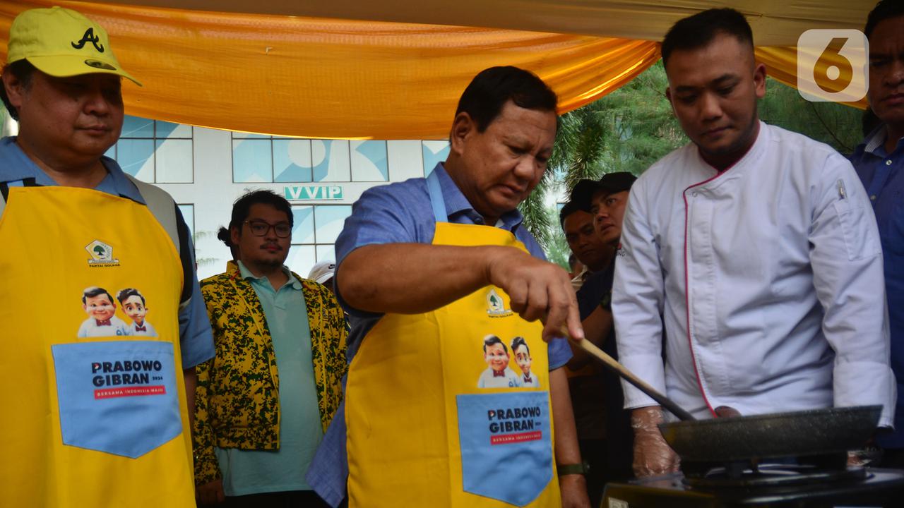 Prabowo Masak Nasi Goreng