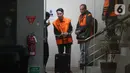 Selain mengamankan beberapa pihak terkait, KPK juga menyita barang bukti, yakni sejumlah dokumen serta uang tunai senilai ratusan juta rupiah. Tampak dalam foto, Bupati Rejang Lebong, Muhammad Fikri Thobari, saat digiring petugas menuju mobil tahanan usai menjalani pemeriksaan di Gedung Merah Putih Komisi Pemberantasan Korupsi (KPK), Jumat (11/3/2026) dini hari WIB. (Liputan6.com/Helmi Fithriansyah)