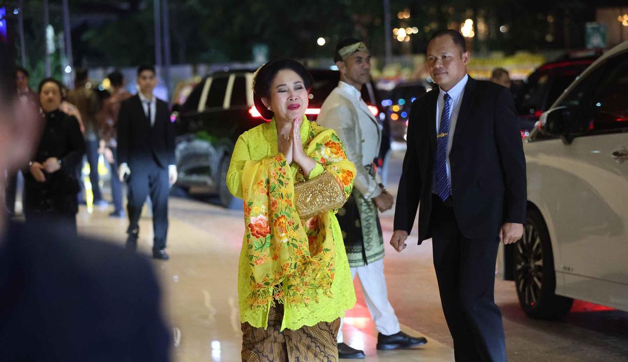 Ketua Komisi IV Dewan Perwakilan Rakyat (DPR) Republik Indonesia, Siti Hediati Hariyadi yang dikenal Titiek Soeharto (tengah) saat tiba di lobby Hotel Raffles, Jakarta, untuk menghadiri resepsi pernikahan anak kedua musisi sekaligus kader Partai Gerindra Ahmad Dhani, El Rumi dan Syifa Hadju, Minggu 26 April 2026 malam. (Kapanlagi.com/Budy Santoso)