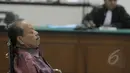 Sutan Bhatoegana mendengarkan bacaan dakwaan oleh JPU saat sidang dakwaan di Pengadilan Tipikor, Jakarta (16/4/2015). Sutan didakwa menerima hadiah atau gratifikasi dari Sekjen ESDM, Waryono Karyo sebesar USD 140 ribu. (Liputan6.com/Andrian M Tunay)