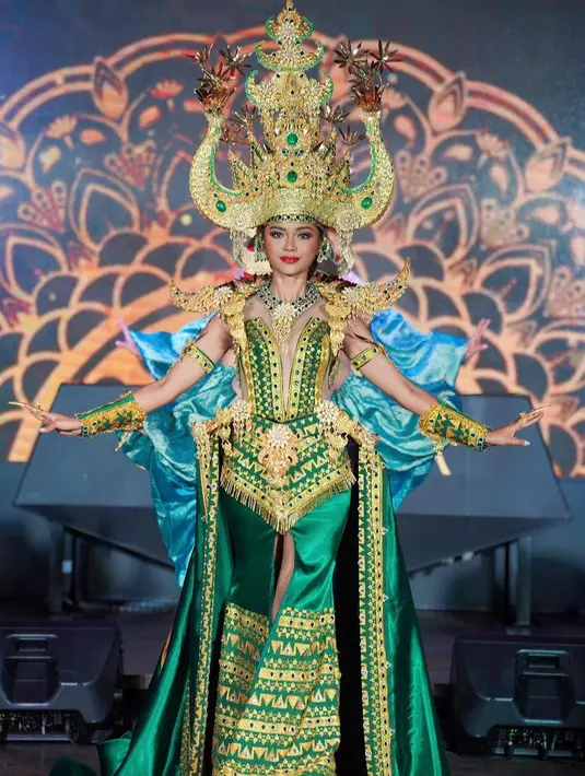 Kostum yang dibuat oleh Inggi Kendran ini terinspirasi dari perempuan lampung yang menggunakan siger di kepalanya. Maka dari itu, Farhana mengenakan gaun off shoulder dengan slit skirt berbordir yang lengkap mengenakan siger khas perempuan Lampung. [@farhanariswari]