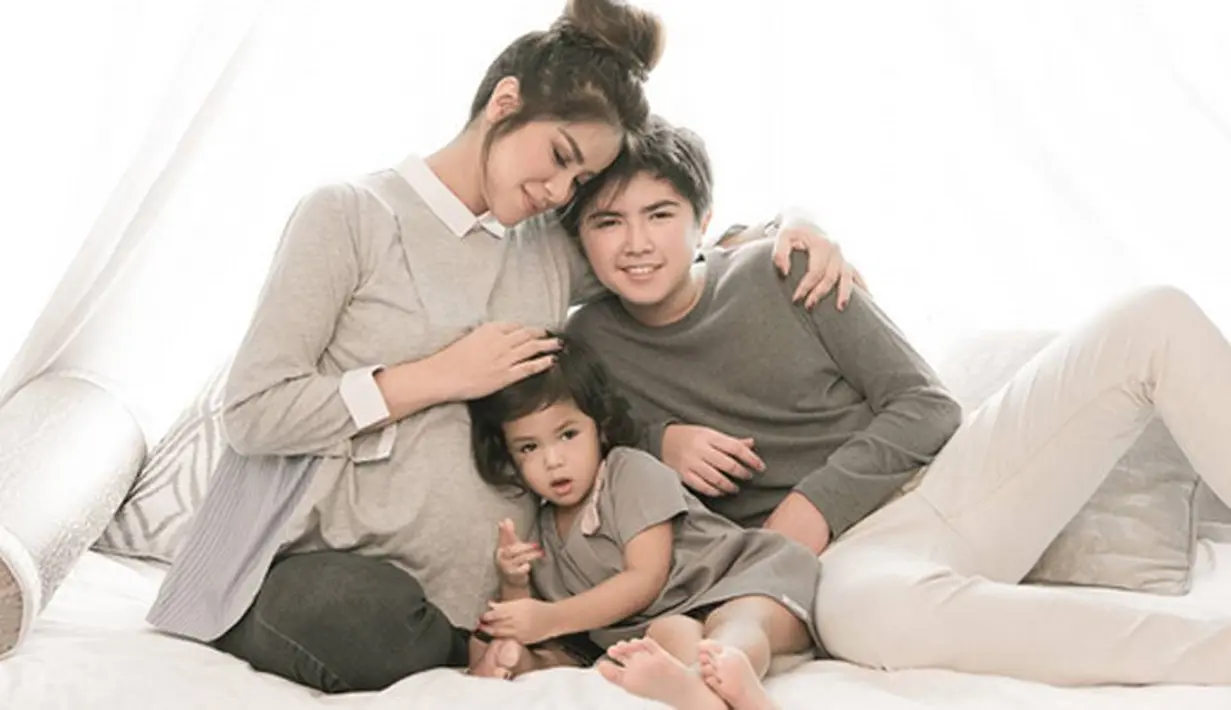 Olla bersama dua buah hatinya. Keberadaan anak pertama Olla dari pernikahan sebelumnya itu membuat banyak netizen yang gagal fokus. "Let me love you a little more before you’re not little anymore...," tulis dalam keterangan foto tersebut.(ollaramlanaufar)