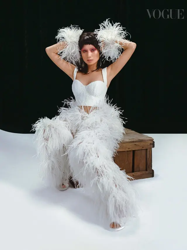 Niki Zefanya gunakan makeup yang bold untuk majalah Vogue Singapore.