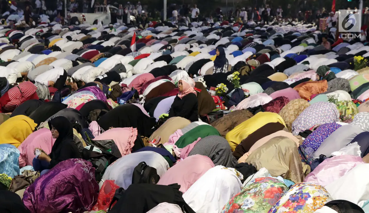 eserta aksi massa Gerakan Nasional Kedaulatan Rakyat melakukan salat maghrib saat unjuk rasa di depan Gedung Bawaslu, Jalan MH Thamrin, Jakarta, Selasa (21/5/2019). Dalam aksinya, mereka Bawaslu memeriksa hasil Pemilu 2019 yang dinilai banyak terdapat kecurangan. (Liputan6.com/Helmi Fithriansyah)